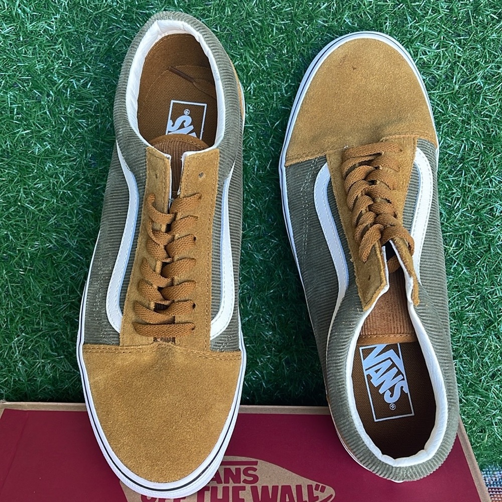 Vans Men’s Old Skool
Mini Cord Green/Brown
VN000ZNIT20A
Old Skool Corduroy Shoe - Picture 15 of 16
